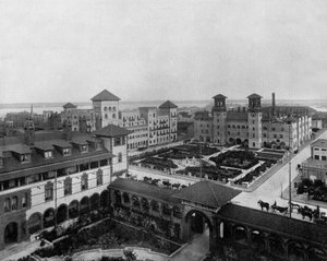 Hotele w Saint Augustine na Florydzie: Alcazar, de Cordoue, Pont de Leon, ok. godz. 1900 (zdjęcie czarno-białe) autorstwa John Lawson Stoddard