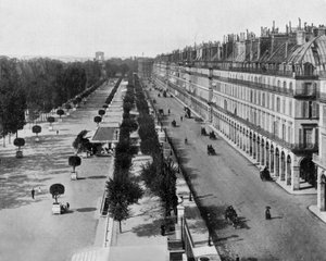 Ulica Rivoli w Paryżu, na l: Ogród Tuileries, w tle: Łuk Triumfalny, ok. godz. 1900 (zdjęcie czarno-białe) autorstwa John Lawson Stoddard