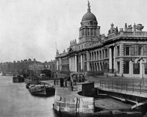 Urząd celny w Dublinie (Irlandia) otwarty w 1791 roku (zdjęcie czarno-białe) autorstwa John Lawson Stoddard