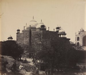 Taj Mahal, Widok domu spokojnej starości z tyłu, z figurą, c. 1858-1862.