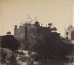 Taj Mahal, Widok domu spokojnej starości z tyłu, z figurą, c. 1858-1862.