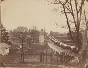Pociąg wagonów wojskowych wjeżdżający do Petersburga, Wirginia, kwiecień 1865 (zdjęcie)