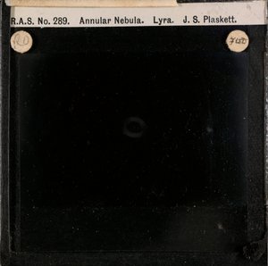 Szklany slajd astronomiczny przedstawiający mgławicę pierścieniową w Lyrze (szklany negatyw) autorstwa John Stanley Plaskett