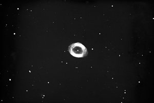 Szklany slajd astronomiczny przedstawiający mgławicę pierścieniową w Lyrze (szklany negatyw) autorstwa John Stanley Plaskett