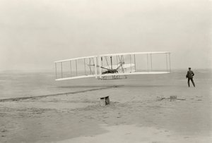 Wright Flyer I wykonuje swój pierwszy lot 120 stóp w 12 sekund, w Kitty Hawk w Północnej Karolinie autorstwa John T. Daniels