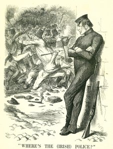 Gdzie jest (irlandzka) policja?: William Gladstone, premier Wielkiej Brytanii, obserwuje zamieszki w Irlandii i czeka na interwencję. W kwietniu parlament uchwalił nową ustawę o ochronie pokoju w Irlandii. Kreskówka Johna Tenniela z Punch w Londynie autorstwa John Tenniel