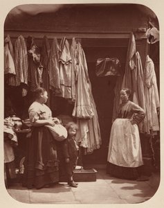 Stary sklep z ubraniami, siedem tarcz autorstwa John Thomson