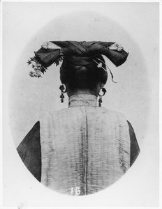 Widok z tyłu uczesania zamężnej matrony mandżurskiej, ok. 1867-72 autorstwa John Thomson