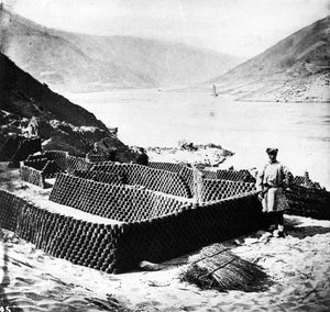Suszenie paliwa na eksport, prowincja Hubei, ok. 1870 r autorstwa John Thomson
