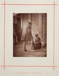 Niezależny czarny but, 1877. autorstwa John Thomson