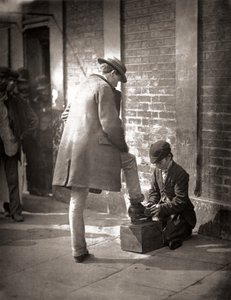 Niezależna czerń buta, z „Street Life in London”, autorstwa J. Thomsona i Adolphe
