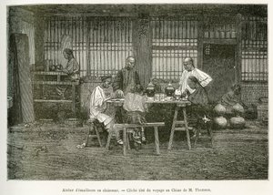 Rzemieślnicy warsztatu cloisonne w Pekinie. Grawer na podstawie fotografii M.Thomsona ilustrującej podróż do Pekinu i północnych Chin, autorstwa T.Chutze, w 1873 r., opublikowany w „”Le tour du monde””1876, pod redakcją Edouarda Chartona, wydanie Hachette, autorstwa John Thomson