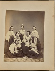 [Portret grupowy kobiet w koronach i szarfach]. autorstwa Jordan H. Abbott