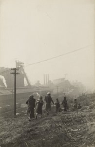 [Kobiety w pobliżu kompleksu przemysłowego] autorstwa José Alemany