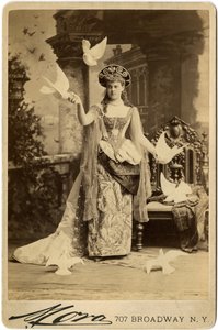 Alva Vandebilt, w kostiumie na bal z 1883 roku (odbitka w sepii)