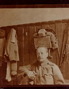 Album "Moja wojna światowa - wspomnienia Frontu Południowo-Zachodniego w Karyntii, Włochy, Trentino-Alto Adige) 31.03.1915-12.11.1918 - Josef Zohles Vienna": portret żołnierza (b/w ph autorstwa Josef Zohles