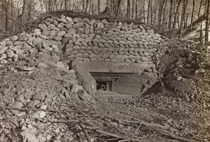 Album "Moja wojna światowa - wspomnienia Frontu Południowo-Zachodniego w Karyntii, Włochy, Trentino-Alto Adige) 31.03.1915-12.11.1918 - Josef Zohles Wiedeń": bunkier wojskowy z armatą autorstwa Josef Zohles