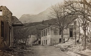 Album "Moja wojna światowa - wspomnienia Frontu Południowo-Zachodniego w Karyntii, Włochy, Trentino-Alto Adige) 31.03.1915-12.11.1918 - Wiedeń Josefa Zohlego": gruz w Bovec (zdjęcie czarno-białe) autorstwa Josef Zohles