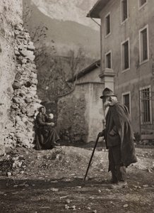 Album "Moja wojna światowa - wspomnienia Frontu Południowo-Zachodniego w Karyntii, Włochy, Trentino-Alto Adige) 31.03.1915-12.11.1918 - Wiedeń Josefa Zohlego": starzec na wiejskiej drodze ( autorstwa Josef Zohles