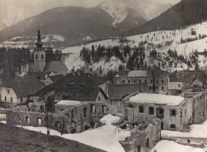 Album "Moja wojna światowa - wspomnienia Frontu Południowo-Zachodniego w Karyntii, Włochy, Trentino-Alto Adige) 31.03.1915-12.11.1918 - Josef Zohles Vienna": gruz w Tarvisio (b/w pho autorstwa Josef Zohles