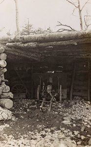 Album "Moja wojna światowa - wspomnienia Frontu Południowo-Zachodniego w Karyntii, Włochy, Trentino-Alto Adige) 31.03.1915-12.11.1918 - Josef Zohles Vienna": buda z armatą (b/w fot. autorstwa Josef Zohles