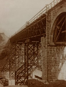 Album "Moja wojna światowa - wspomnienia Frontu Południowo-Zachodniego w Karyntii, Włochy, Trentino-Alto Adige) 31.03.1915-12.11.1918 - Josef Zohles Vienna": zrekonstruowany most (b/w p autorstwa Josef Zohles