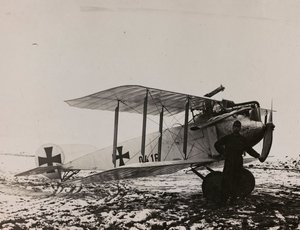 Album "Moja wojna światowa - wspomnienia Frontu Południowo-Zachodniego w Karyntii, Włochy, Trentino-Alto Adige) 31.03.1915-12.11.1918 - Josef Zohles Wien": Samolot austriacki (zdjęcie czarno-białe)