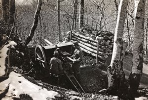 Album "Moja wojna światowa - wspomnienia Frontu Południowo-Zachodniego w Karyntii, Włochy, Trentino-Alto Adige) 31.03.1915-12.11.1918 - Josef Zohles Vienna": Żołnierze z armatą (b/w p autorstwa Josef Zohles