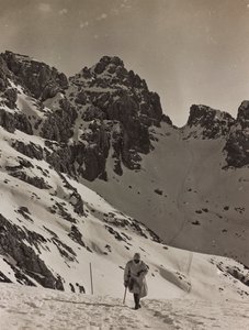Album "Moja wojna światowa - wspomnienia Frontu Południowo-Zachodniego w Karyntii, Włochy, Trentino-Alto Adige) 31.03.1915-12.11.1918 - Josef Zohles Vienna": żołnierz w Alpach (b/w ph autorstwa Josef Zohles
