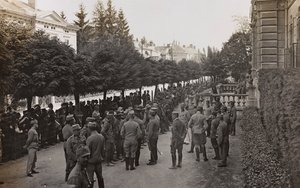Album "Moja wojna światowa - wspomnienia Frontu Południowo-Zachodniego w Karyntii, Włochy, Trentino-Górna Adyga) 31.03.1915-12.11.1918 - Josef Zohles Wiedeń": żołnierze z wieloma więźniami autorstwa Josef Zohles