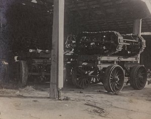 Album "Moja wojna światowa - wspomnienia Frontu Południowo-Zachodniego w Karyntii, Włochy, Trentino-Górna Adyga) 31.03.1915-12.11.1918 - Josef Zohles Wiedeń": garaż Tolmezzo (zdjęcie czarno-białe) autorstwa Josef Zohles