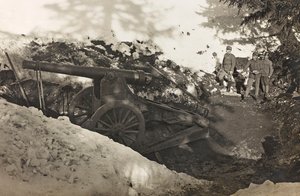 Album "Moja wojna światowa - wspomnienia Frontu Południowo-Zachodniego w Karyntii, Włochy, Trentino-Górna Adyga) 31.03.1915-12.11.1918 - Josef Zohles Wiedeń": Żołnierze z armatami w Pra autorstwa Josef Zohles