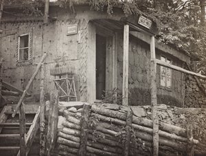 Album "Moja wojna światowa - wspomnienia Frontu Południowo-Zachodniego w Karyntii, Włochy, Trentino-Alto Adige) 31.03.1915-12.11.1918 - Josef Zohles Wiedeń": Dom dowodzenia (zdjęcie czarno-białe) autorstwa Josef Zohles