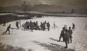 Album "Moja wojna światowa - wspomnienia Frontu Południowo-Zachodniego w Karyntii, Włochy, Trentino-Górna Adyga) 31.03.1915-12.11.1918 - Josef Zohles Wiedeń": żołnierze na nartach (b/w foto) autorstwa Josef Zohles