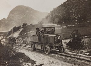 Album "Moja wojna światowa - wspomnienia Frontu Południowo-Zachodniego w Karyntii, Włochy, Trentino-Alto Adige) 31.03.1915-12.11.1918 - Josef Zohles Vienna": pojazdy wojskowe wzdłuż autorstwa Josef Zohles