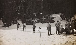 Album "Moja wojna światowa - wspomnienia Frontu Południowo-Zachodniego w Karyntii, Włochy, Trentino-Górna Adyga) 31.03.1915-12.11.1918 - Josef Zohles Wiedeń": żołnierze na nartach (b/w foto) autorstwa Josef Zohles