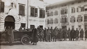 Album "Moja wojna światowa - wspomnienia Frontu Południowo-Zachodniego w Karyntii, Włochy, Trentino-Górna Adyga) 31.03.1915-12.11.1918 - Josef Zohles Wien": żołnierze w Tolmezzo (b/w p autorstwa Josef Zohles