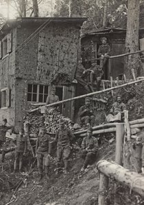 Album "Moja wojna światowa - wspomnienia Frontu Południowo-Zachodniego w Karyntii, Włochy, Trentino-Górna Adyga) 31.03.1915-12.11.1918 - Josef Zohles Wiedeń": obóz wojskowy (zdjęcie czarno-białe) autorstwa Josef Zohles