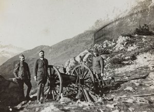 Album "Moja wojna światowa - wspomnienia Frontu Południowo-Zachodniego w Karyntii, Włochy, Trentino-Górna Adyga) 31.03.1915-12.11.1918 - Josef Zohles Wien": żołnierze z armatą (b/w p autorstwa Josef Zohles