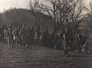 Album "Moja wojna światowa - wspomnienia Frontu Południowo-Zachodniego w Karyntii, Włochy, Trentino-Górna Adyga) 31.03.1915-12.11.1918 - Josef Zohles Wiedeń": więźniowie (b/w foto) autorstwa Josef Zohles