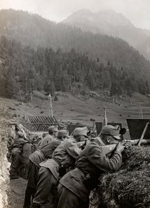 Album "Moja wojna światowa - wspomnienia Frontu Południowo-Zachodniego w Karyntii, Włochy, Trentino-Alto Adige) 31.03.1915-12.11.1918 - Josef Zohles Wiedeń": żołnierze w okopach (b