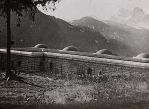 Album "Moja wojna światowa - wspomnienia Frontu Południowo-Zachodniego w Karyntii, Włochy, Trentino-Alto Adige) 31.03.1915-12.11.1918 - Josef Zohles Wien": twierdza włoska (b/w pho autorstwa Josef Zohles