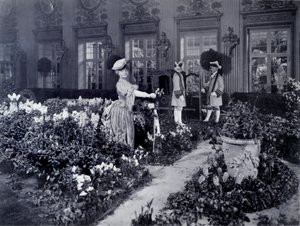Rejane (Gabrielle Charlotte Reyu, dit) (1856-1920), francuski komik przybywający na krześle, by nosić kostium na bal maturalny w Nowym Jorku w 1905 roku autorstwa Joseph Byron