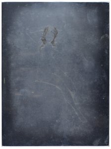 (Naga kobieta poprawiająca włosy) autorstwa Joseph C. Claghorn