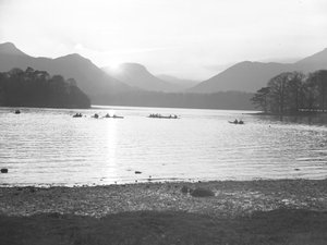 Widok ludzi pływających kajakiem po Derwentwater o wschodzie lub zachodzie słońca
