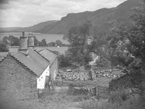 Budynki gospodarcze z owcami w obejściu i Ullswater w tle autorstwa Joseph Hardman