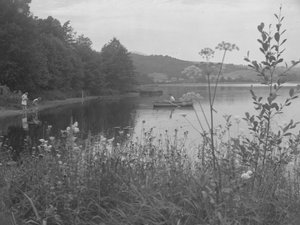 Mężczyzna łowiący ryby w łodzi na Estwaite Water i dwie dziewczynki na brzegu wody autorstwa Joseph Hardman