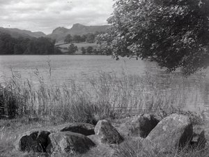 Widok na Loughrigg Tarn, na pierwszym planie kamienie osadzone w ziemi autorstwa Joseph Hardman