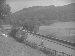 Widok drogi biegnącej wzdłuż Rydal Water, w tym ludzie na rowerach, bydło i wzgórza autorstwa Joseph Hardman
