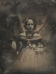 Młoda kobieta trzyma kwiat, ca. 1842.